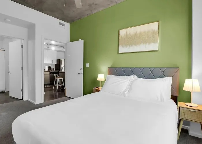 Centric 2br In Heart Of Dtphx Free Garage Parking Apartment *
