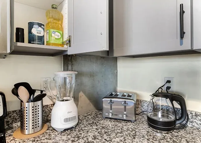 Centric 2br In Heart Of Dtphx Free Garage Parking Apartment *