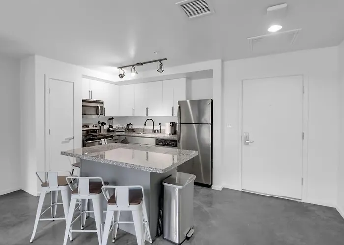 Centric 2br In Heart Of Dtphx Free Garage Parking Phoenix