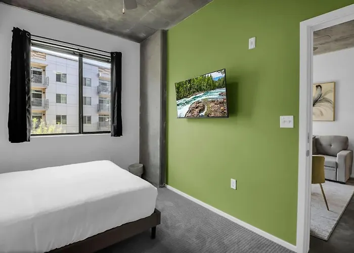 Centric 2br In Heart Of Dtphx Free Garage Parking Apartment *