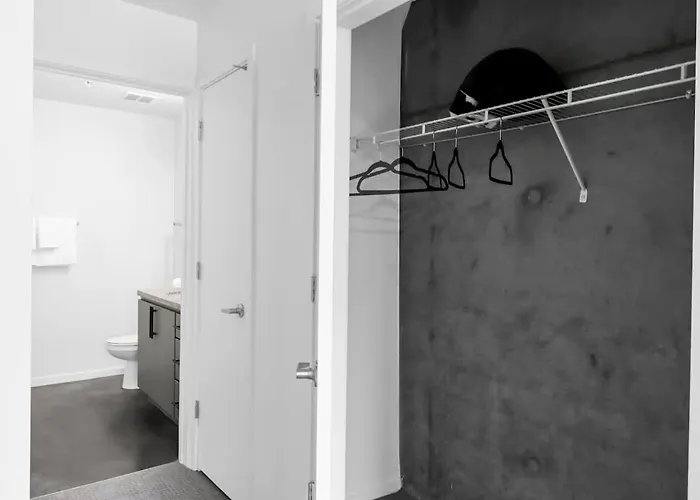 Apartment Centric 2br In Heart Of Dtphx Free Garage Parking *