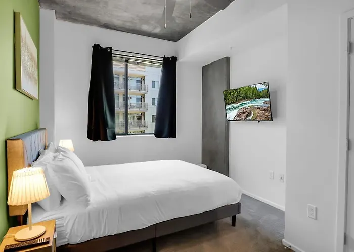 Centric 2br In Heart Of Dtphx Free Garage Parking