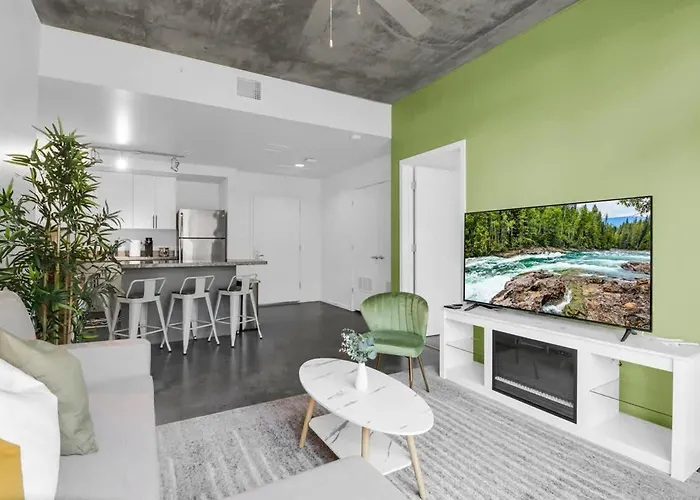 Centric 2br In Heart Of Dtphx Free Garage Parking Apartment