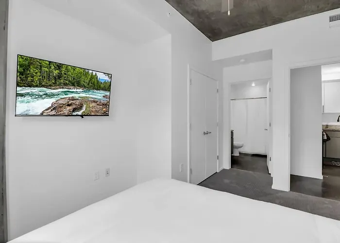 Centric 2br In Heart Of Dtphx Free Garage Parking Phoenix